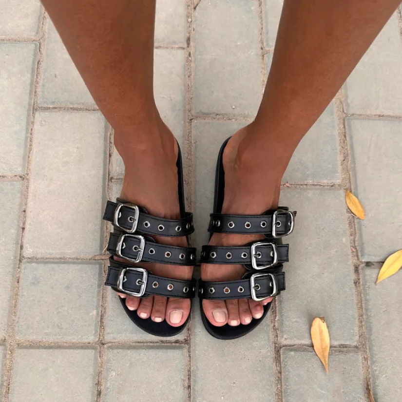 CORREAS BLACK SLIPPERS