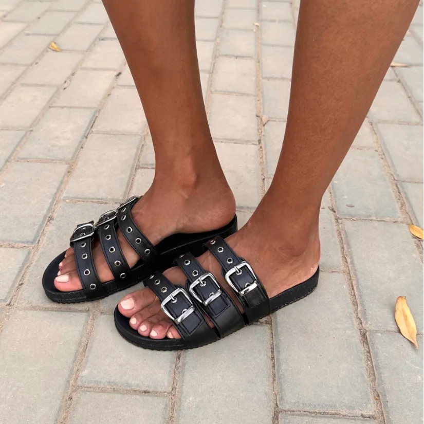 CORREAS BLACK SLIPPERS