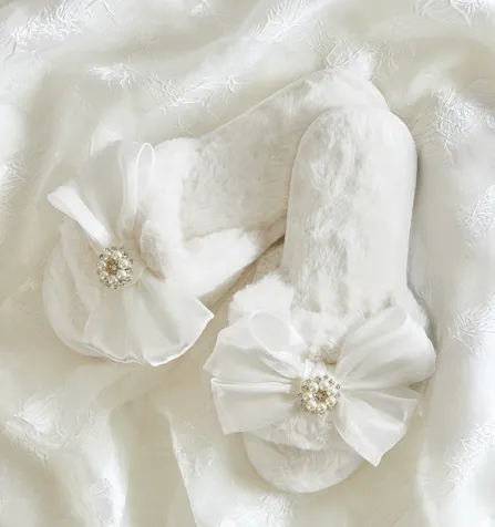 R0693 - Pearl Bow Plush Slippers
