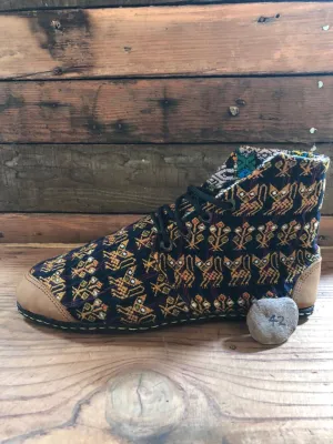 Size 42 Cloth Moccasins Kittens on Navy
