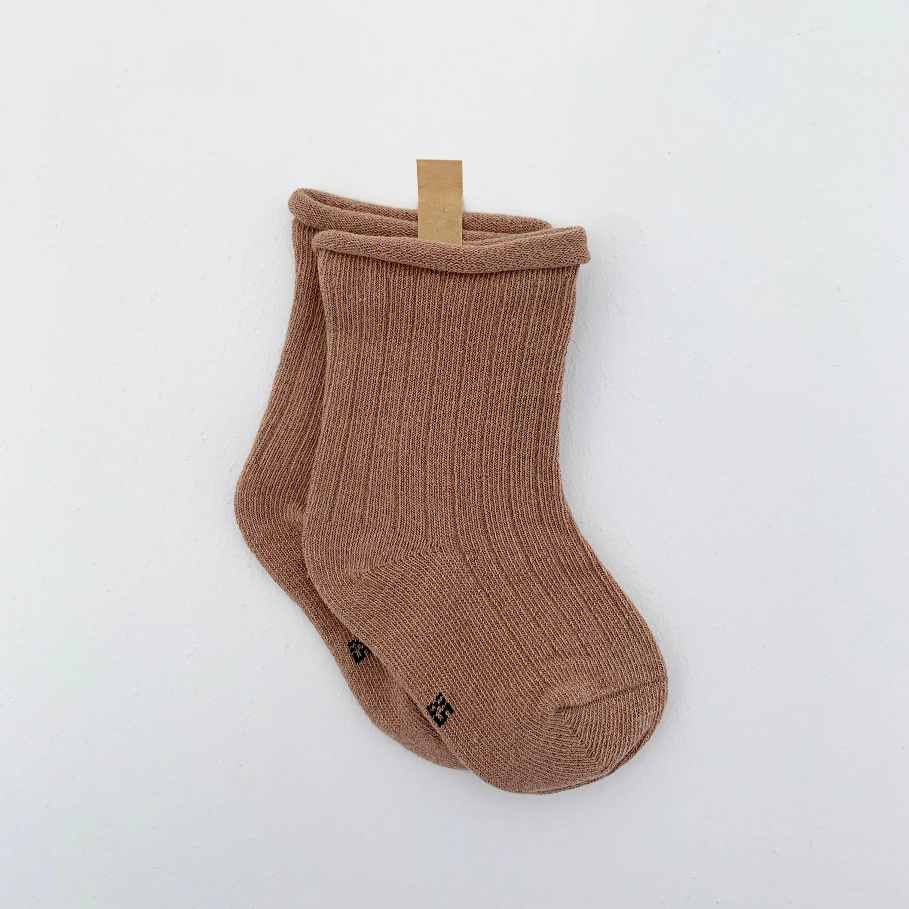 TINY TROVE RIBBED SOCKS CLAY