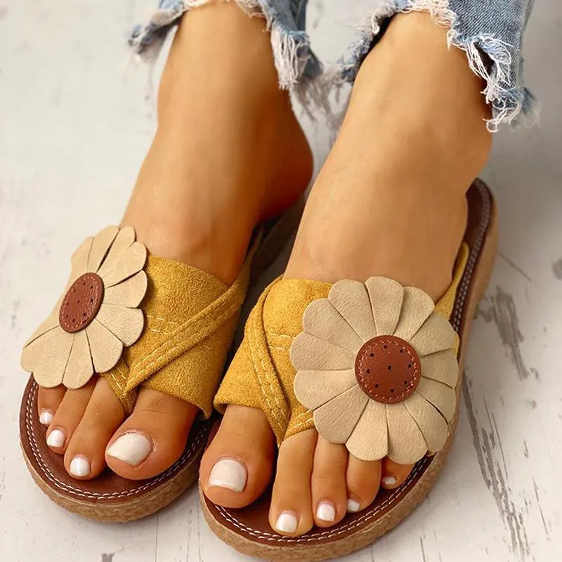Toe Post Flower Design Flat Sandals