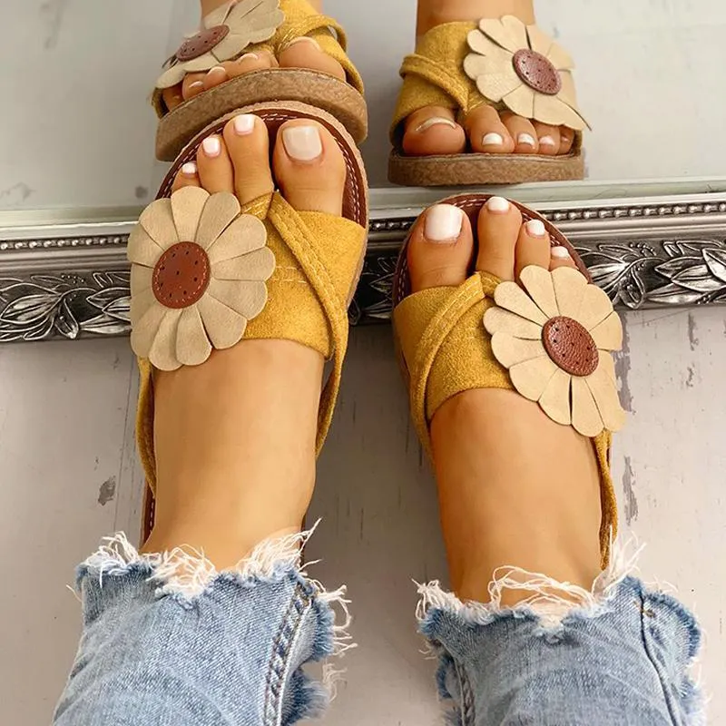 Toe Post Flower Design Flat Sandals