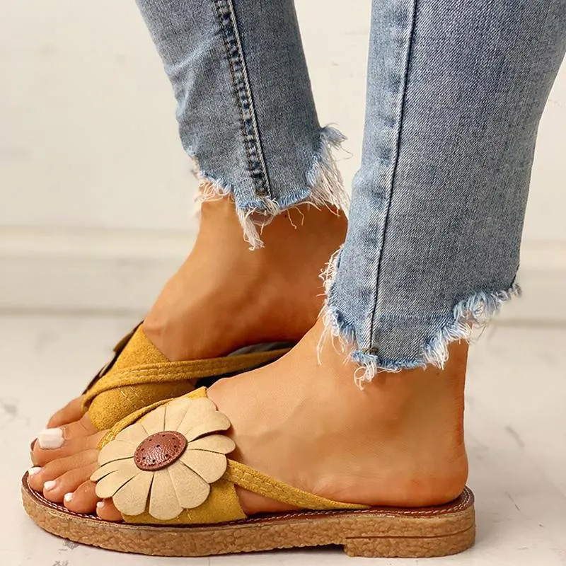 Toe Post Flower Design Flat Sandals